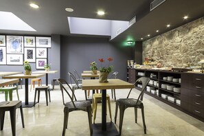 Petit déjeuner buffet (13 EUR par personne)