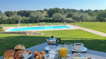 Colazione completa, servita tutte le mattine (18 EUR a persona)