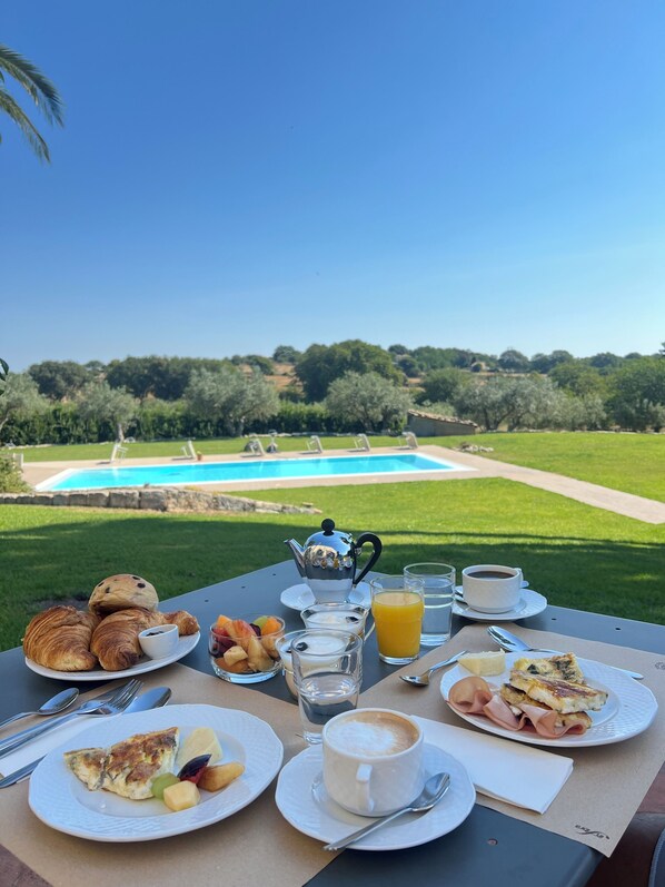 Komplett frukost varje dag (EUR 18 per person)