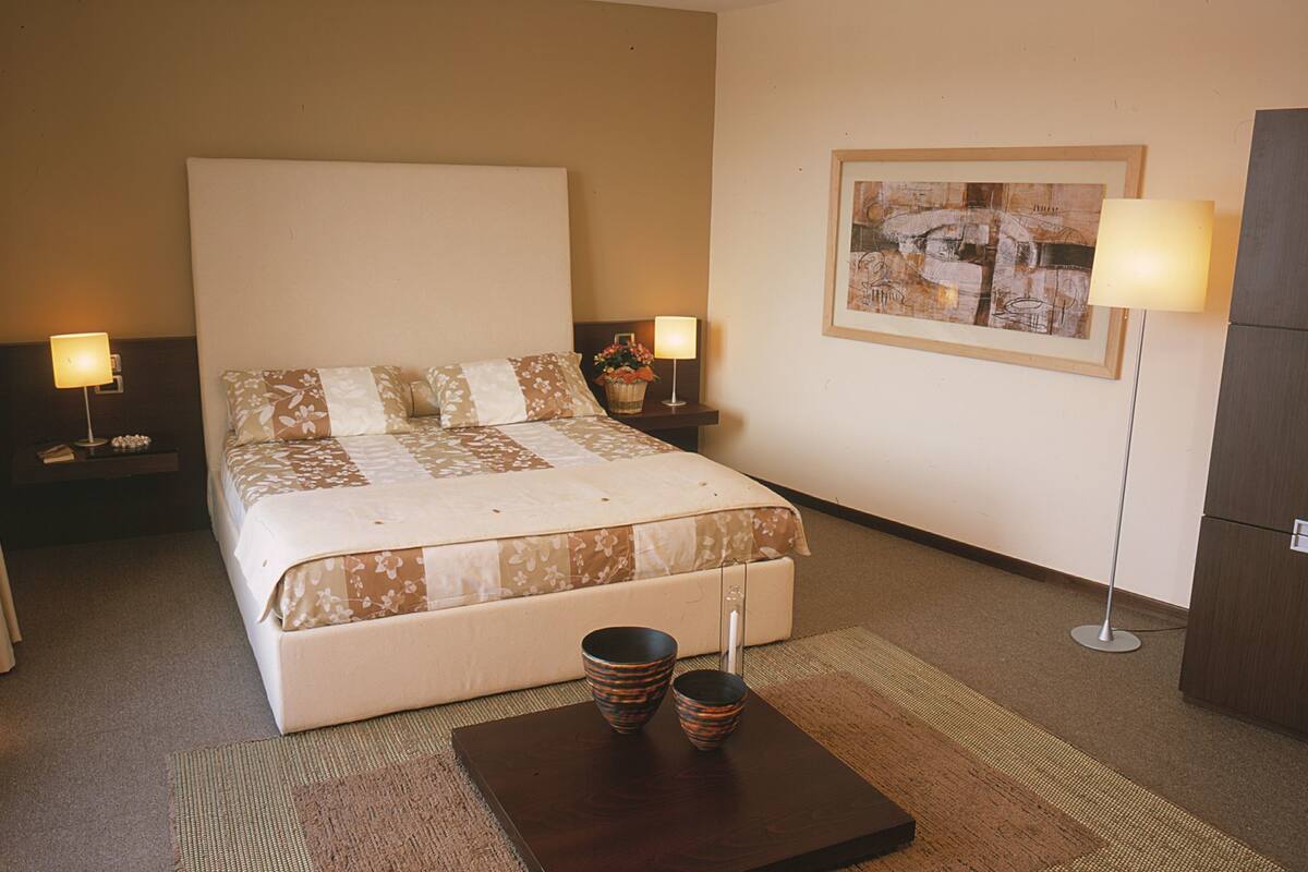 select comfort beds, minibar, in-room safe, soundproofing