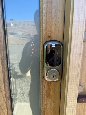 A Yale smart lock installed on a wooden door. - Hostería Meulen (El Calafate)