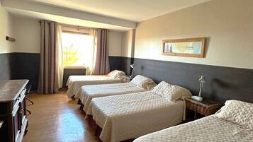 1 chambre, literie de qualité supérieure, surmatelas, minibar