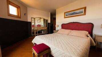 Junior Suite | 1 bedroom, premium bedding, pillowtop beds, minibar