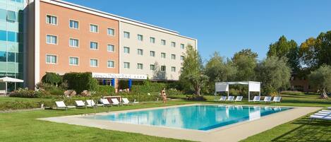 Vista frontal de la propiedad