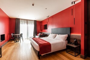 Une chambre d’hôtel moderne, dotée d’un grand lit, d’un bureau et d’une chaise.