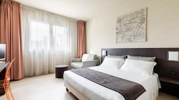 Cubrecamas, minibar, caja de seguridad en la habitación y escritorio