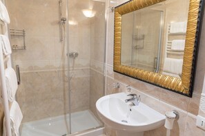 Superior Room | Bathroom | Shower, hair dryer, slippers, bidet - Dimora al Doge Beato Vista Canale (Venice)