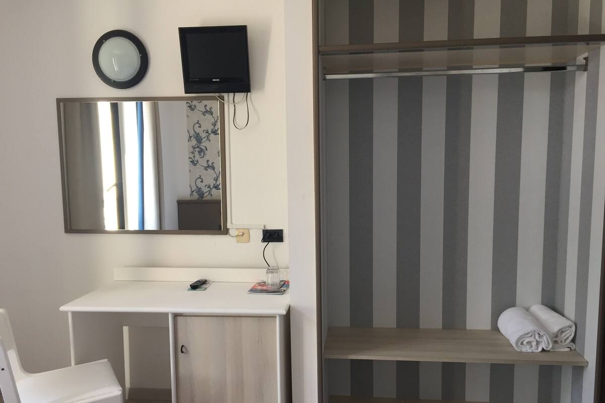 Minibar, safe på rommet, skrivebord og blendingsgardiner
