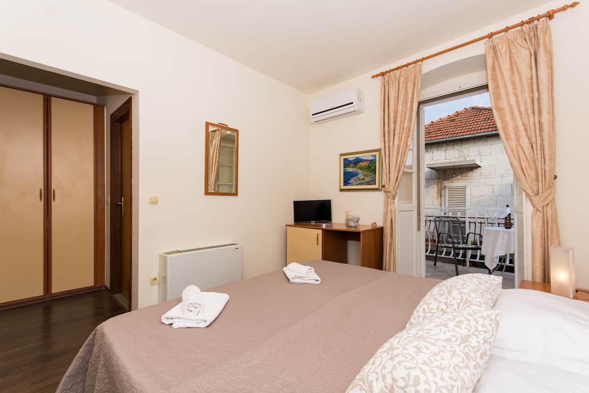 Camera City con letto matrimoniale o 2 letti singoli, 1 letto matrimoniale, balcone | 1 camera, una scrivania, culle/letti per bambini (gratuiti), Wi-Fi