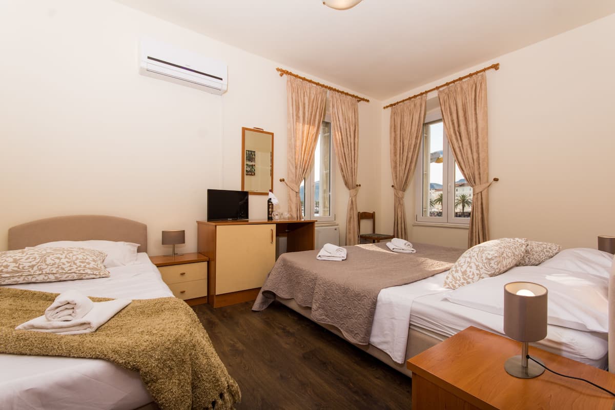 Camera tripla, bagno privato, vista mare | 1 camera, una scrivania, culle/letti per bambini (gratuiti), Wi-Fi