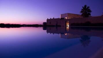 Kolam renang terbuka, kerusi lepak pantai