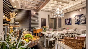A dining area with a rustic ceiling, white chairs, and a chandelier. - Trevi Beau Boutique Hotel (Rome)