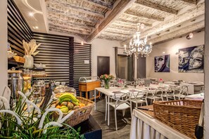 Petit déjeuner buffet (10.00 EUR par personne)