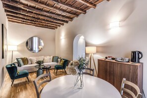 Suite, vue ville, dans la tour | Coin séjour