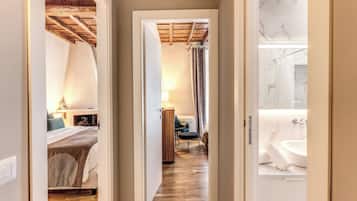 Suite, vistas a la ciudad, en una planta alta | 2 dormitorios, ropa de cama de alta calidad, edredones de plumas