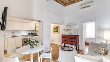 Apartamento Deluxe, 2 habitaciones, vistas a la ciudad, en edificio anexo | Cocina privada | Utensilios de cocina