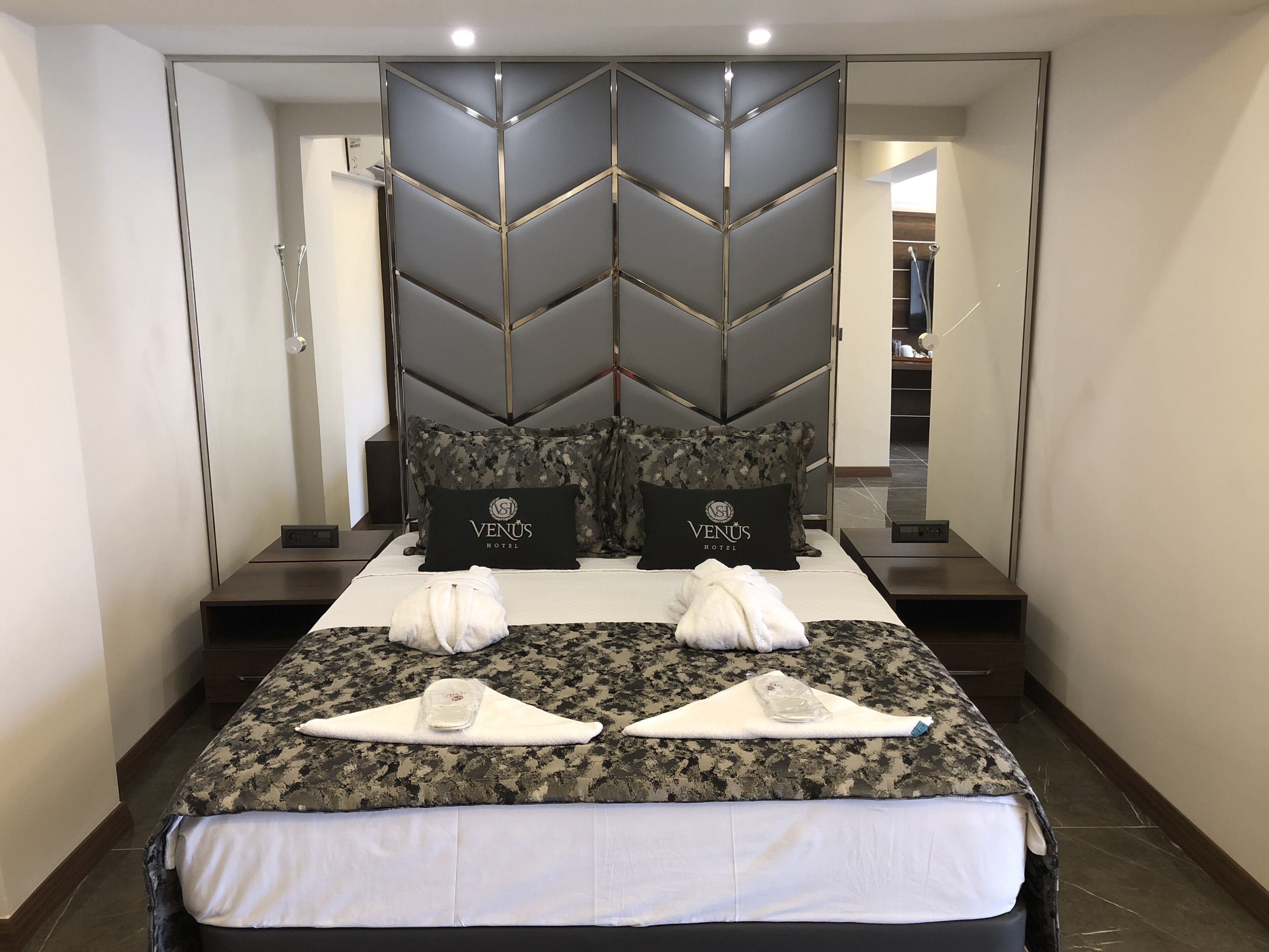 1 bedroom, premium bedding, minibar, desk