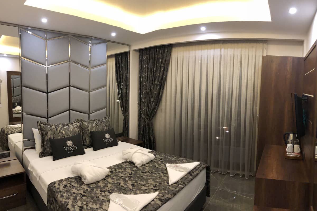 Habitación doble | Ropa de cama de alta calidad, minibar, escritorio