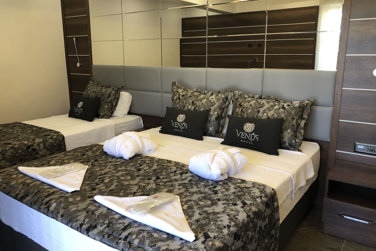 1 bedroom, premium bedding, minibar, desk