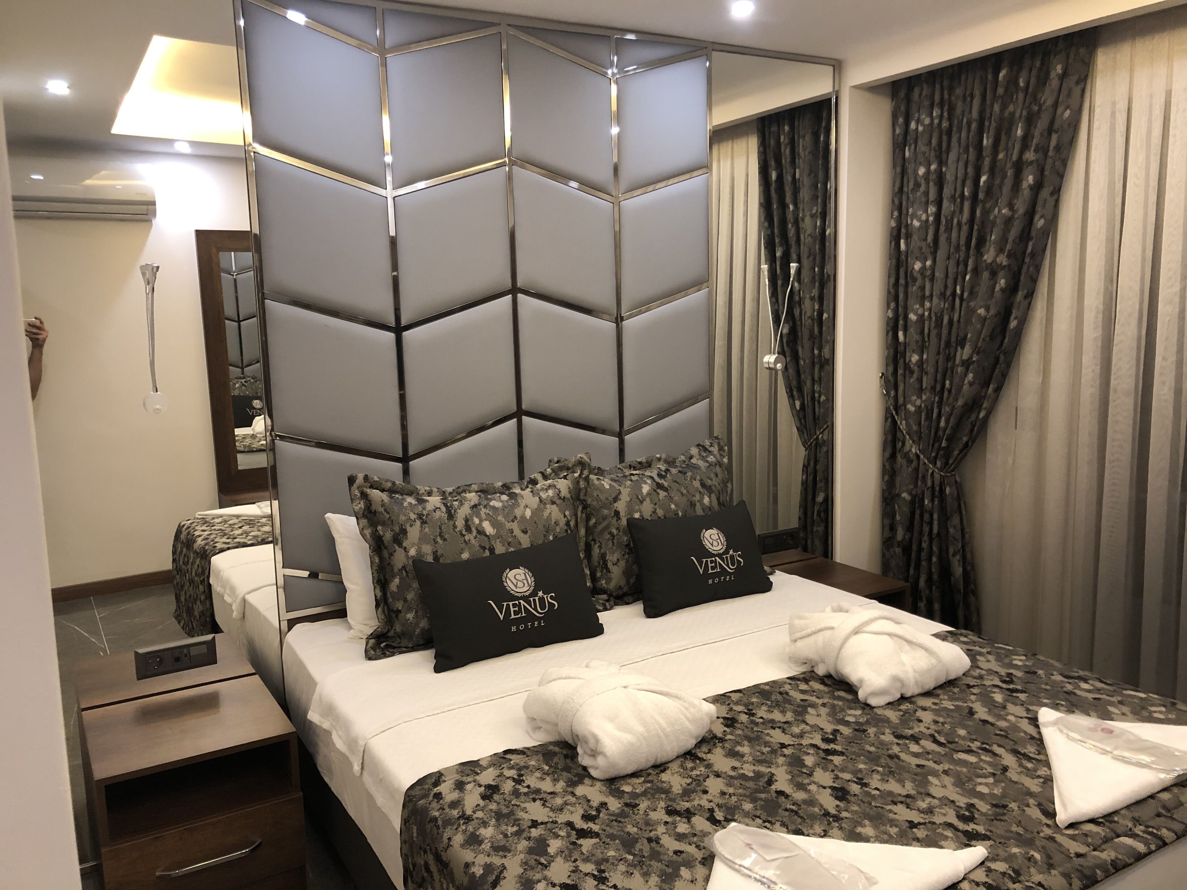 double room | 1 bedroom, premium bedding, minibar, desk