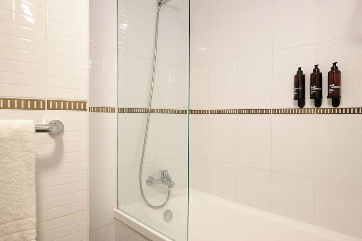 Apartment, 2 Bedrooms (6 adults) | Bathroom | Rainfall showerhead, free toiletries, hair dryer, towels