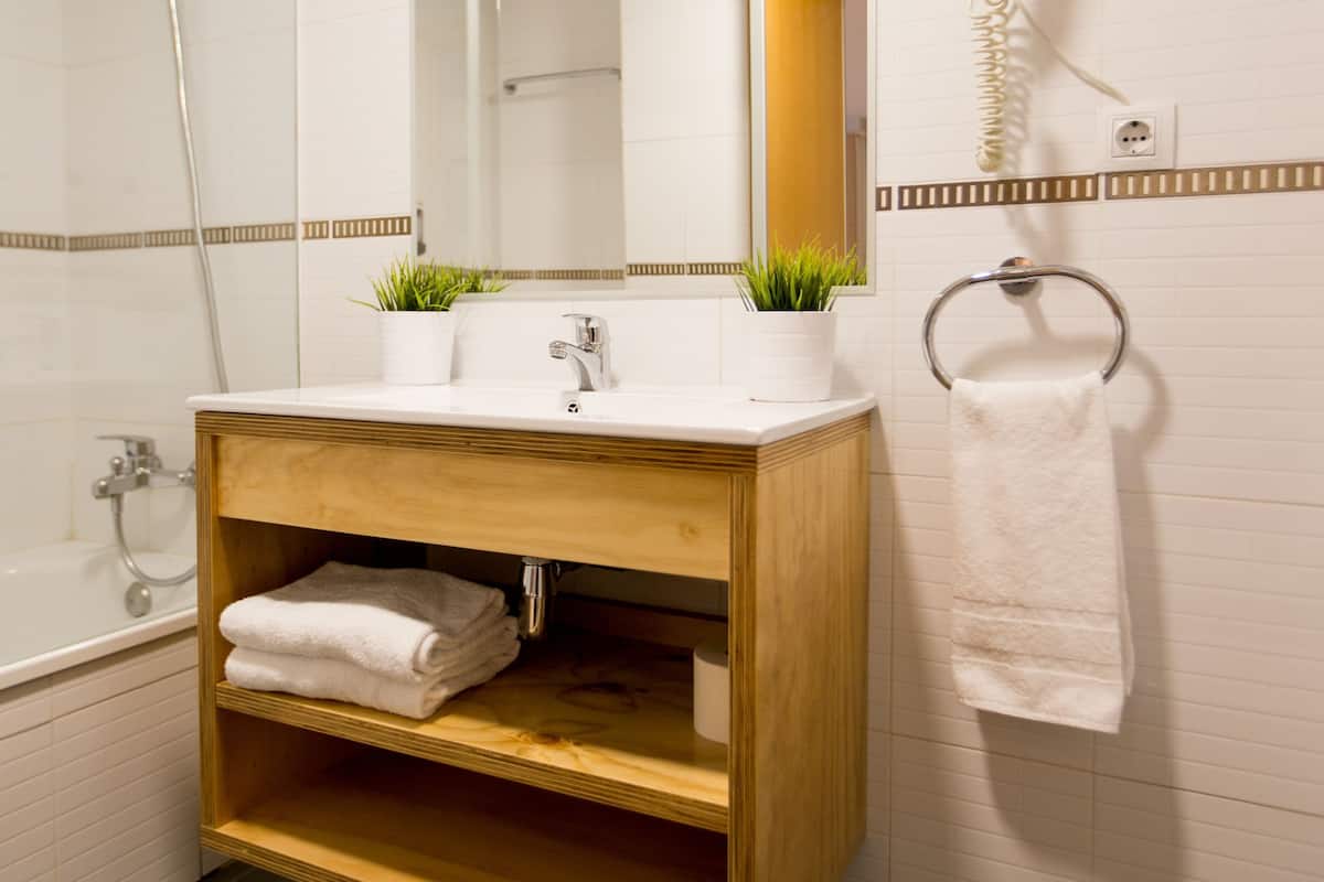 Rainfall showerhead, free toiletries, hair dryer, towels