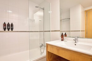 Apartment, 2 Bedrooms (6 adults) | Bathroom | Rainfall showerhead, free toiletries, hair dryer, towels - Valenciaflats Ciudad de las Ciencias (Valencia)