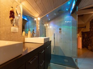 Luxury Suite, Hot Tub | Bathroom | Shower, rainfall showerhead, free toiletries, hair dryer - Amenano B&B & Apartments (Catania)