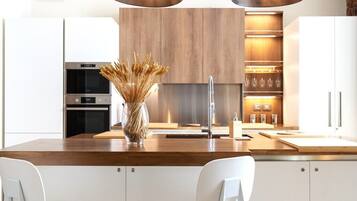 Suite Luxe, bain à remous | Cuisine privée | Grand réfrigérateur, plaque de cuisson, machine à expresso