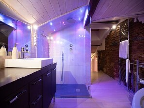 Suite Mewah, hot tub | Kamar mandi | Shower, pancuran hujan, perlengkapan mandi gratis, dan pengering rambut