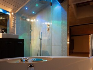 럭셔리 스위트, 온수 욕조 | 욕실 | 샤워 시설, 레인폴 샤워기, 무료 세면용품, 헤어드라이어