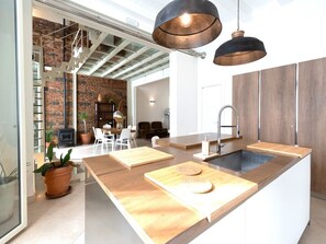 Suite de luxe, banyera d'hidromassatge | Cuina privada | Frigorífic gran, placa de cuina, cafetera exprés i cafetera i tetera 