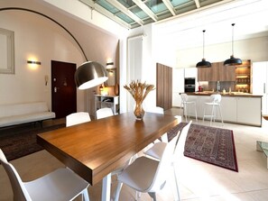 ラグジュアリー スイート スパ浴槽 | 専用キッチン | 大型冷蔵庫、コンロ、エスプレッソマシン、コーヒー / ティーメーカー