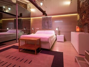 Suite Mewah, hot tub | 4 kamar tidur, seprai katun Mesir, dan seprai premium