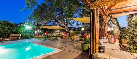 Bar en bord de piscine