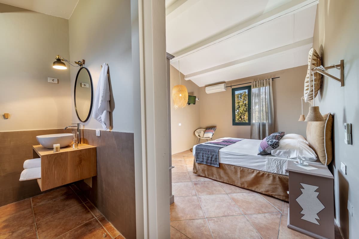 Double Room | Minibar, free WiFi, bed sheets