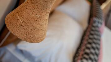 Une bouteille bouchée avec une surface texturée, un morceau de tissu blanc et un tissu à motifs.