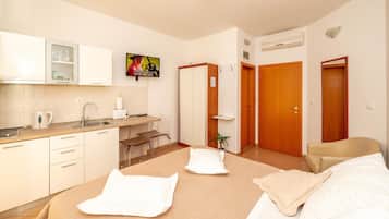 Stúdió, erkély (Apartment 2 people ) | Select Comfort-matrac, széf a szobában, íróasztal és hangszigetelés