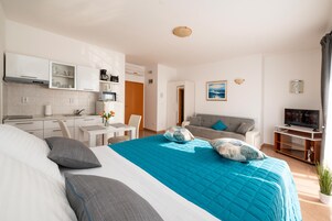 Studio - balkong (Apartment 2+1 people) | Vardagsrum | Tv
