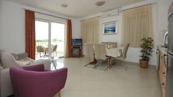 Superior-Apartment, 2 Schlafzimmer, Balkon (4+1 people) | Wohnzimmer | Fernseher
