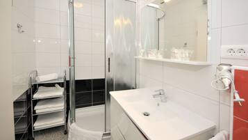 Estudio, balcón (Apartment 2 people ) | Baño | Ducha y bañera combinadas, secador de pelo, toallas y jabón