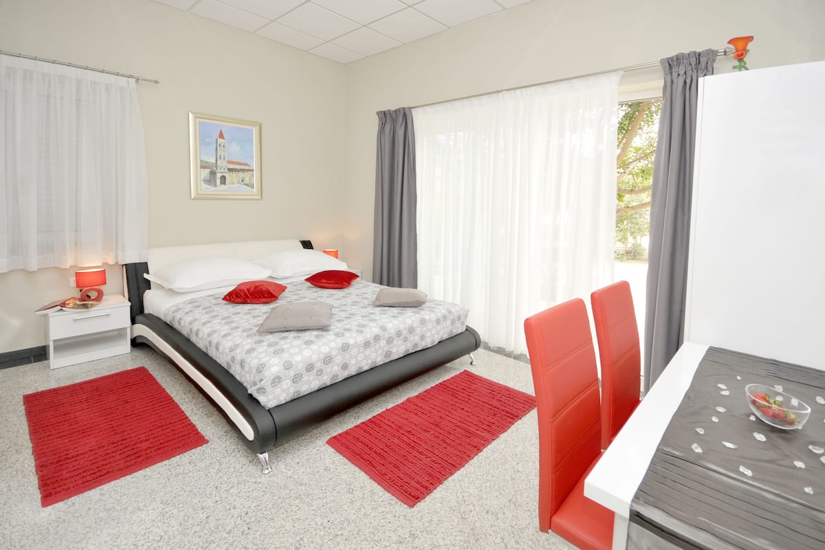 Una habitación de hotel moderna con una cama, un escritorio y una silla.