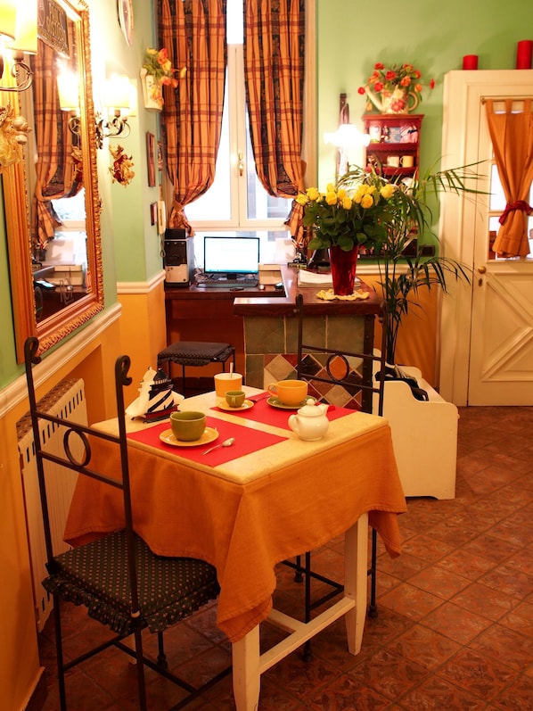 In-room dining - Delle Palme (Naples)