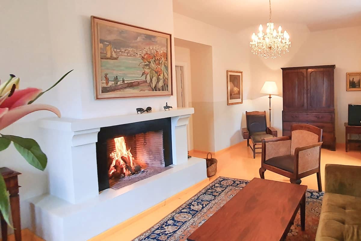 Deluxe Suite, Garden View | Living room