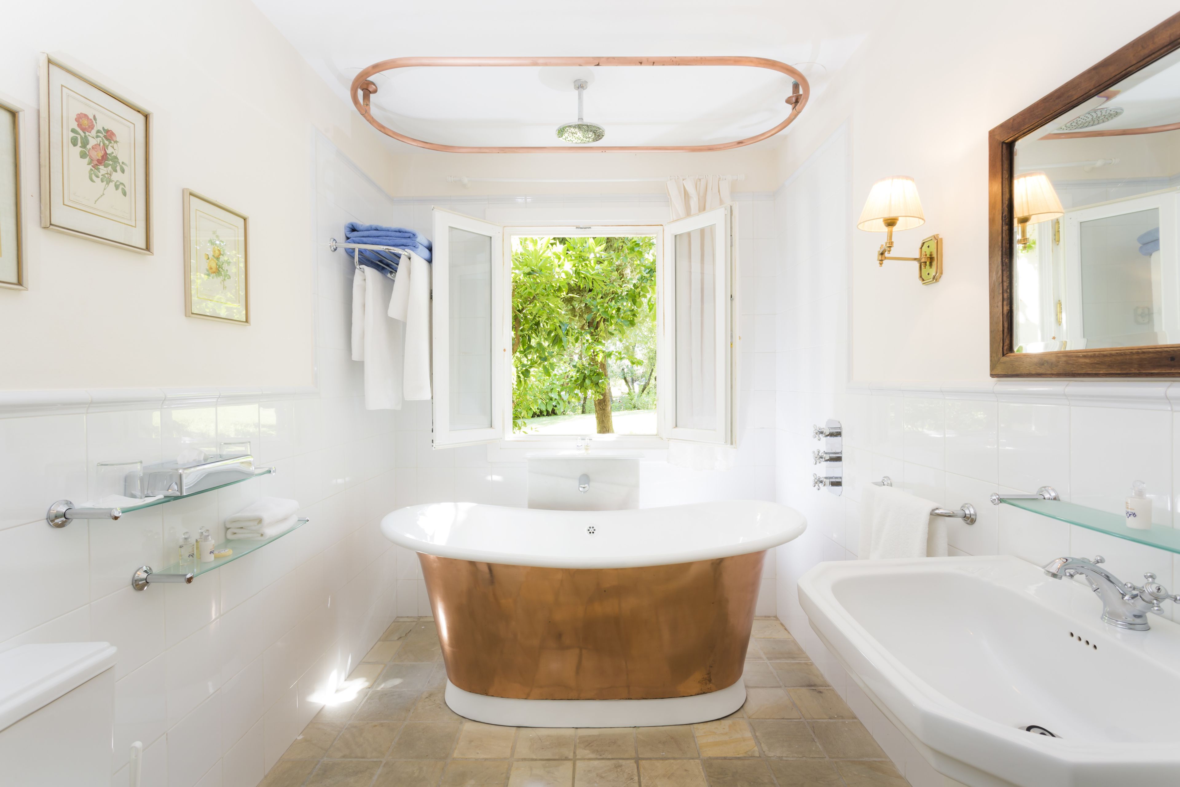 deluxe suite, garden view | bathroom | combined shower/bathtub, free toiletries, bathrobes, slippers