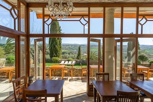 Se sirven desayunos, almuerzos y cenas; cocina mediterránea