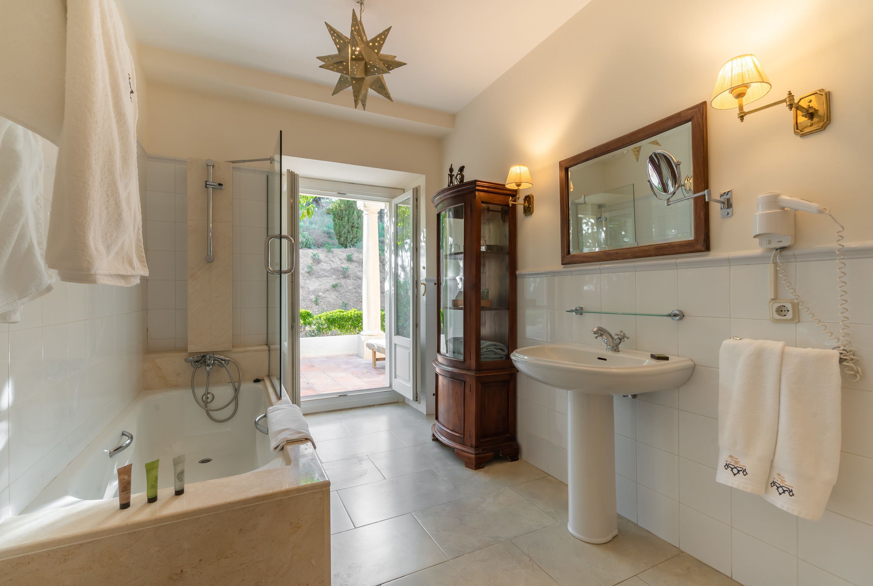 combined shower/bathtub, free toiletries, bathrobes, slippers