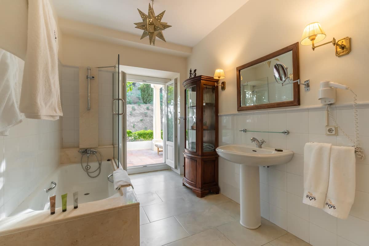combined shower/bathtub, free toiletries, bathrobes, slippers