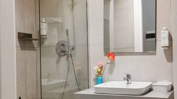 Camera singola | Bagno | Doccia, set di cortesia gratuito, asciugacapelli, pantofole