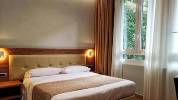 Comfort Double Room, 1 Queen Bed | Desk, soundproofing, iron/ironing board, free WiFi